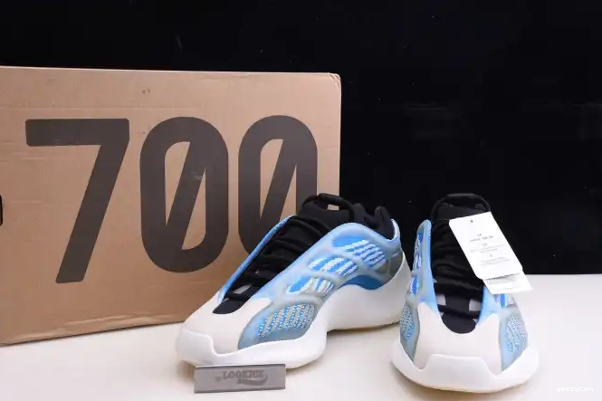 THE ADIDAS DARK IN G54850 V3 YEEZY GLOW 700 0601